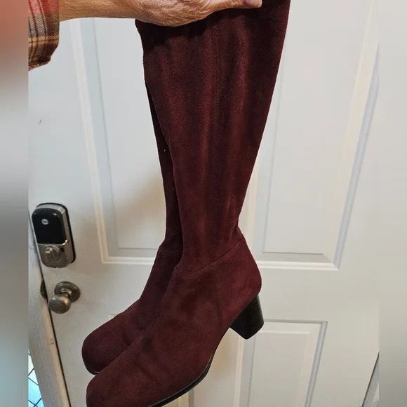 Elegant Burgundy Suede Boot Bkock Heel Side Zipper Womens Size 7. - Picture 2 of 16